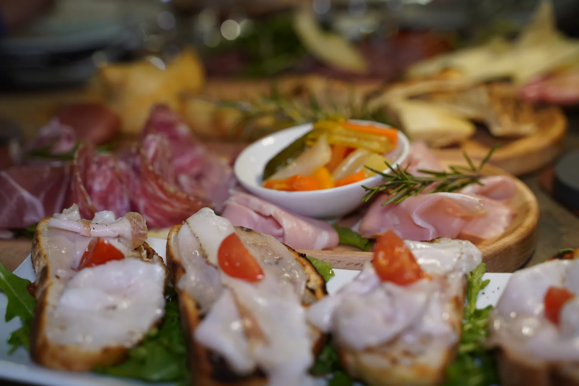 Antipasto toscano: crostini con lardo e pomodorini, tagliere di salumi e giardiniera — All You Can Steak Sesto Fiorentino