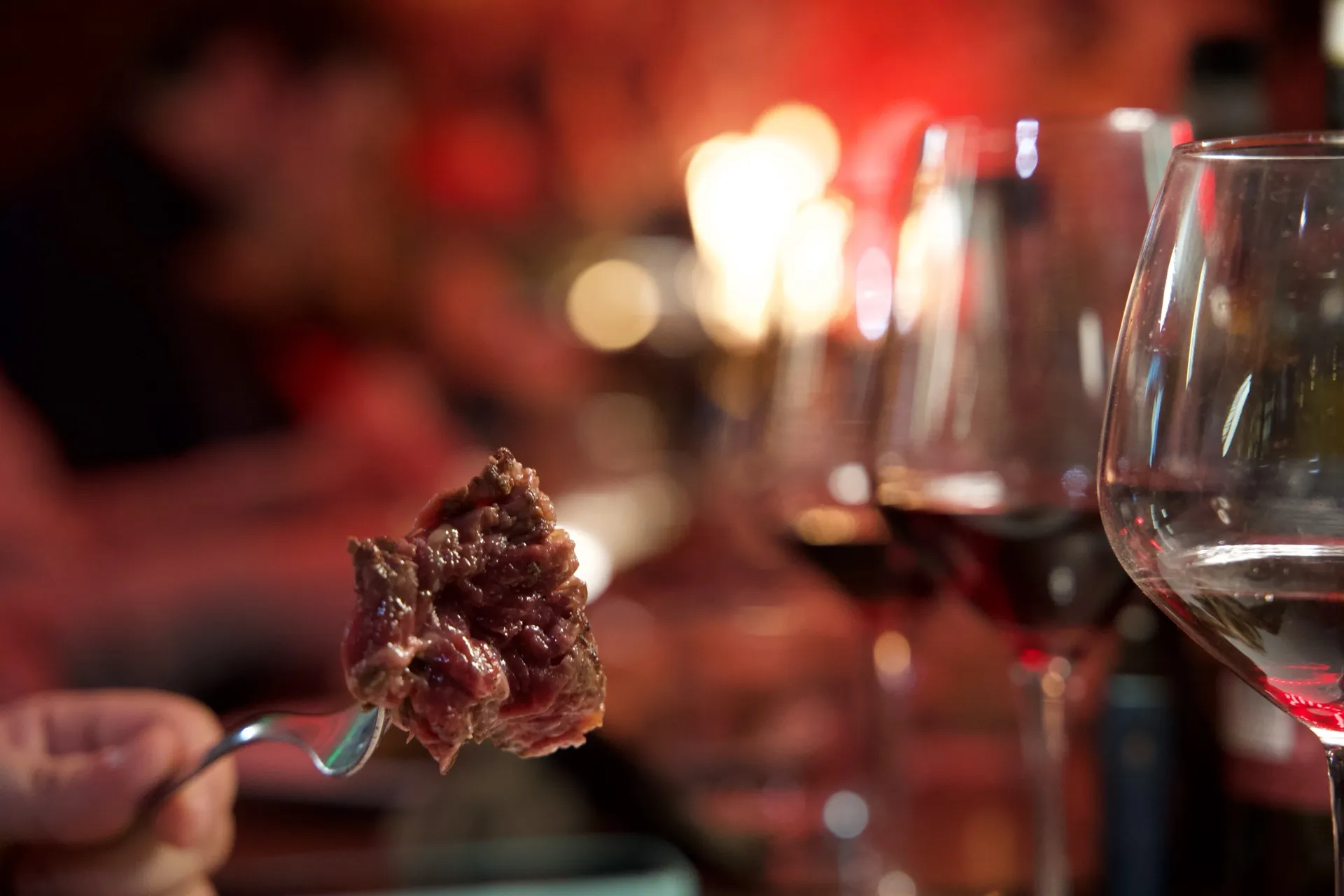 Boccone di carne alla brace accompagnato da vino toscano