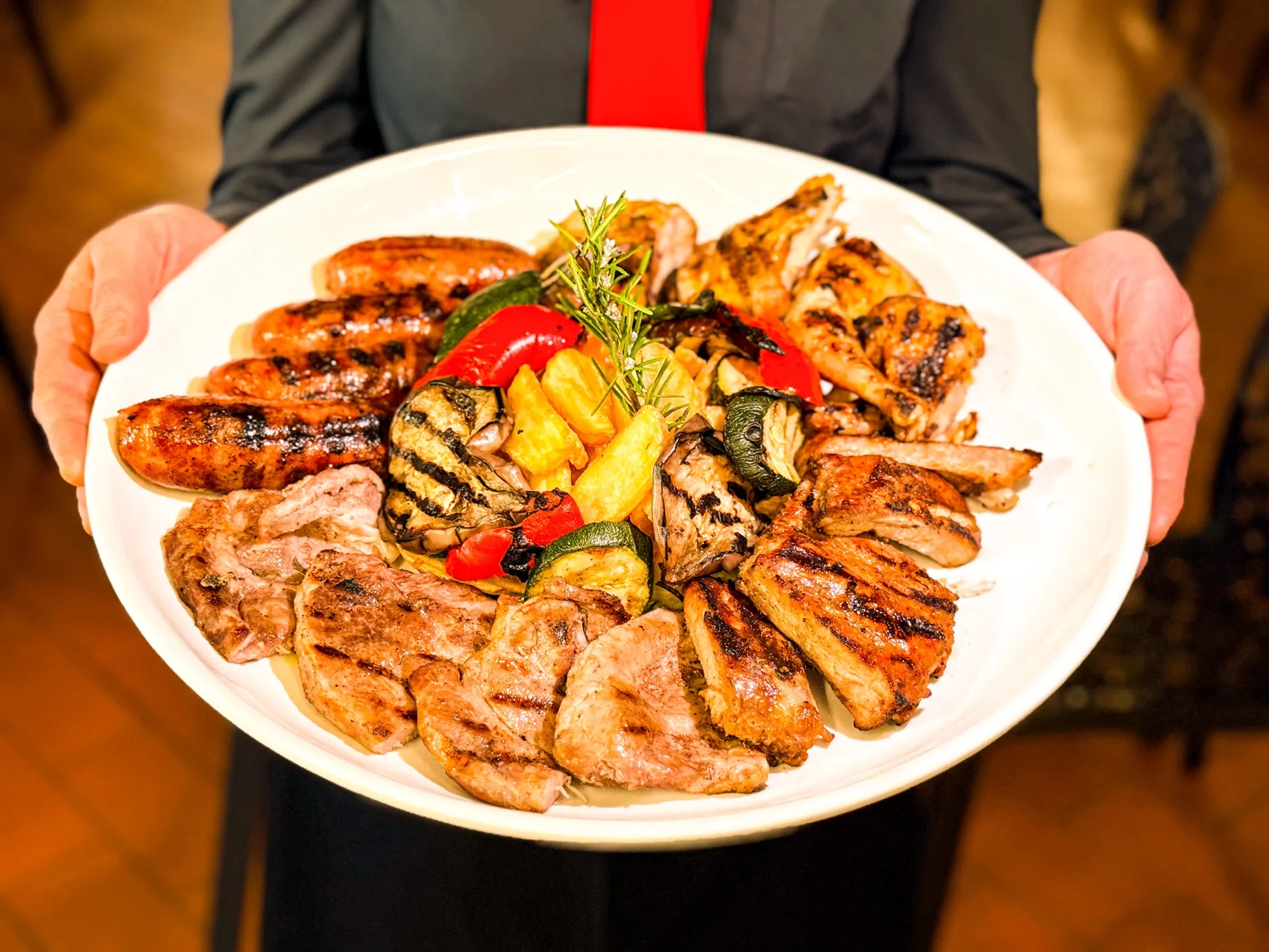 Cameriere alla griglia prepara la carne alla brace — All You Can Steak Sesto Fiorentino