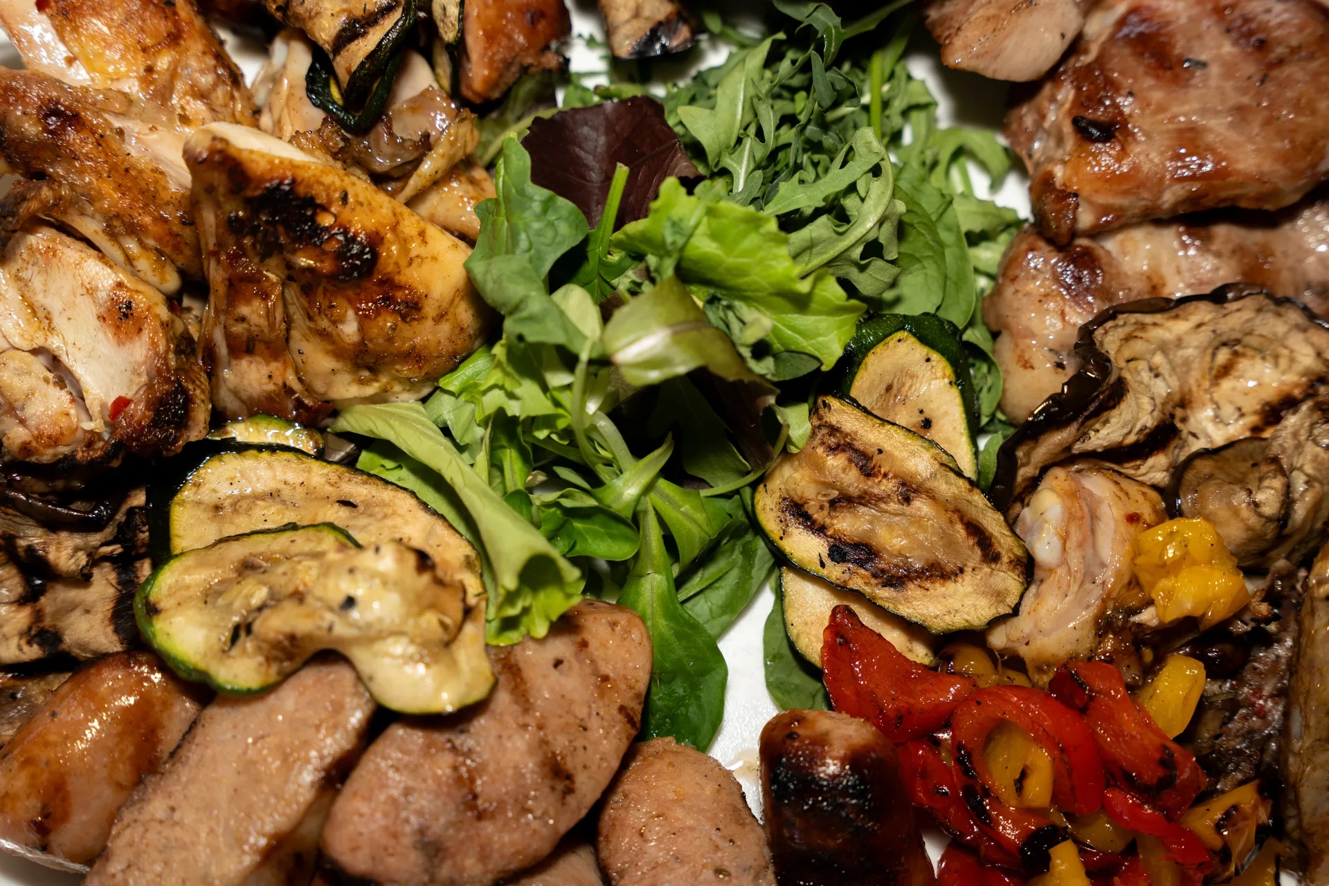 Piatto di carne e verdure grigliate con insalata