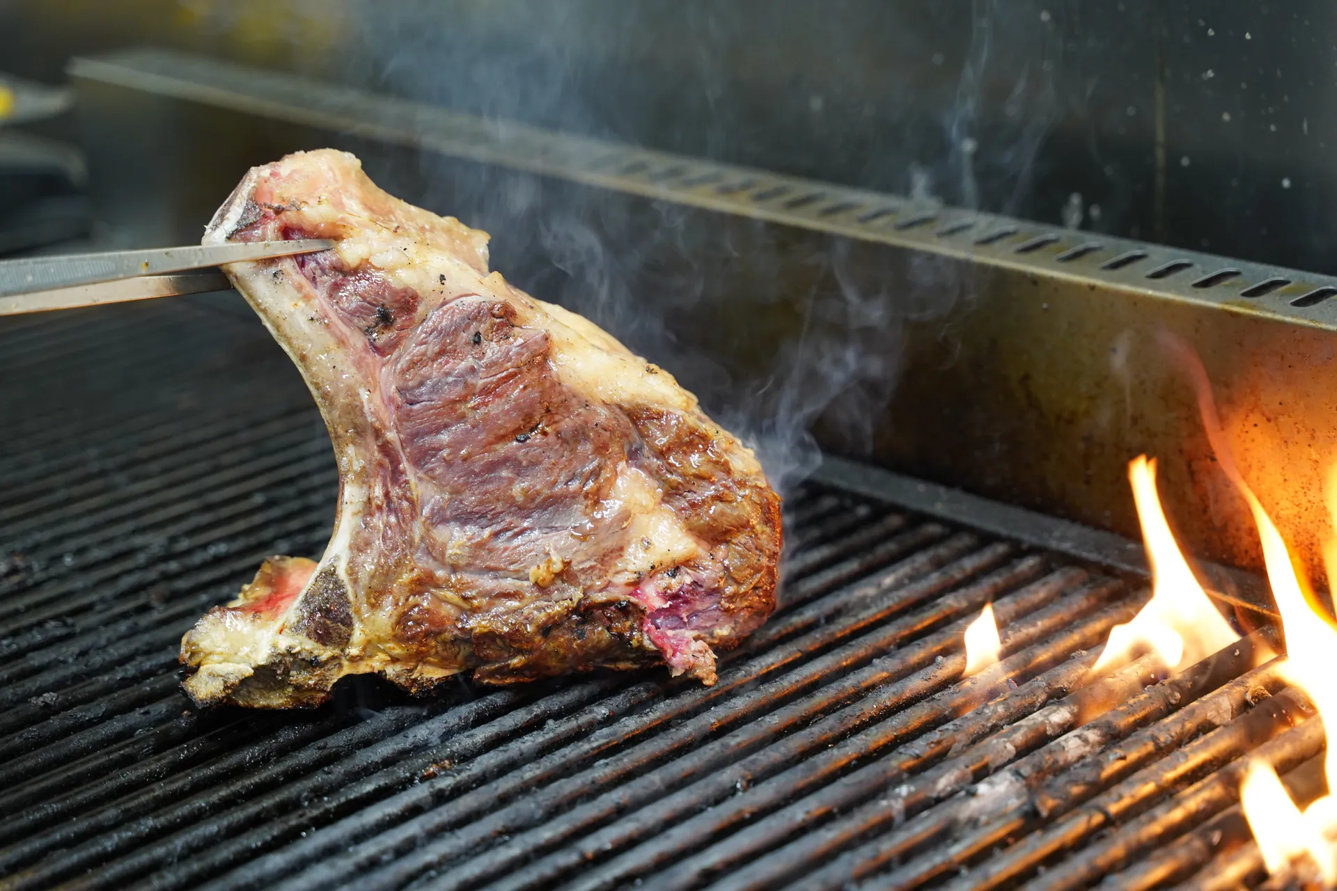 Bistecca alla Fiorentina cotta sulla brace toscana
