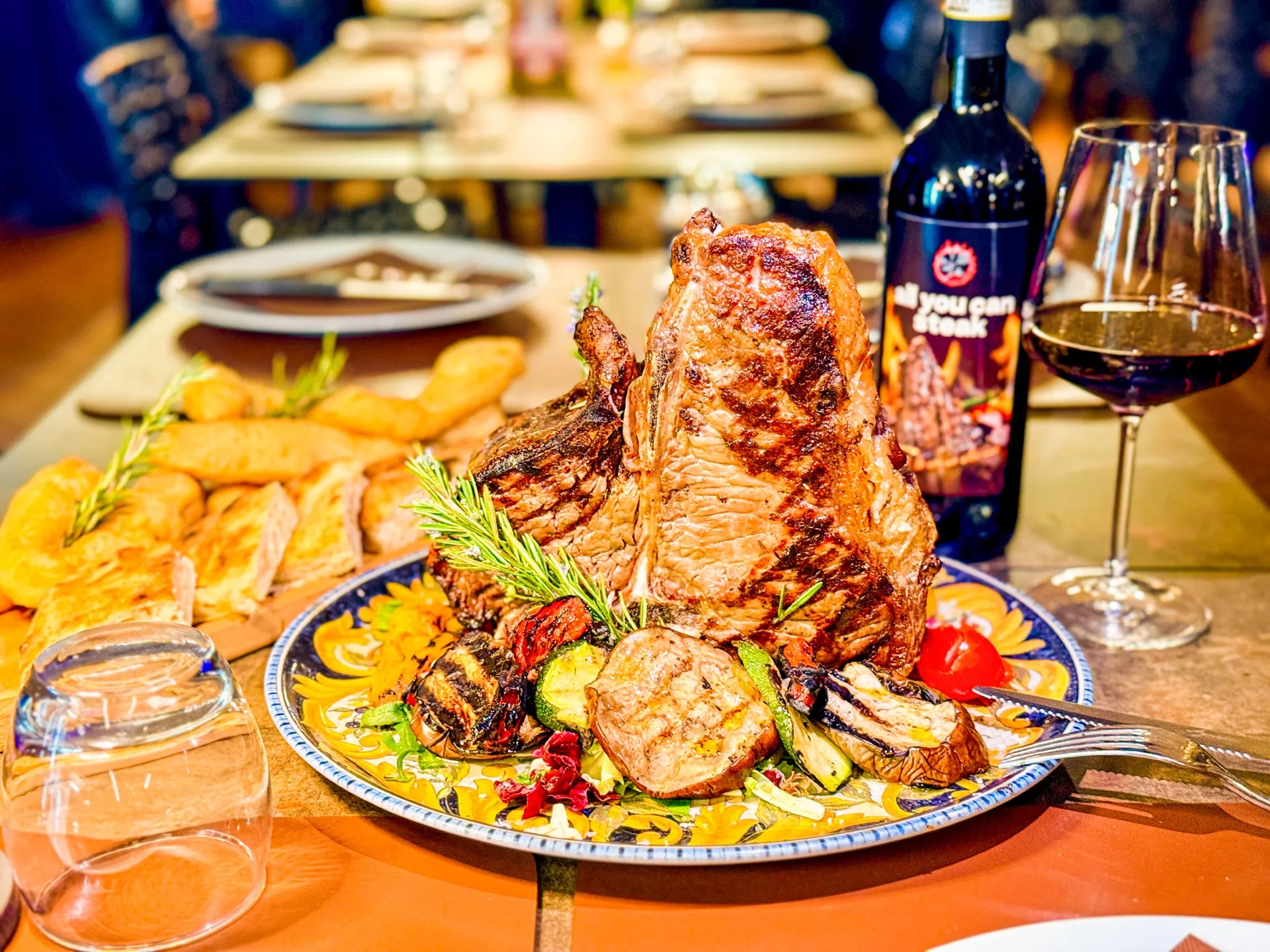 Bistecca alla Fiorentina alla brace servita con vino toscano — All You Can Steak Sesto Fiorentino