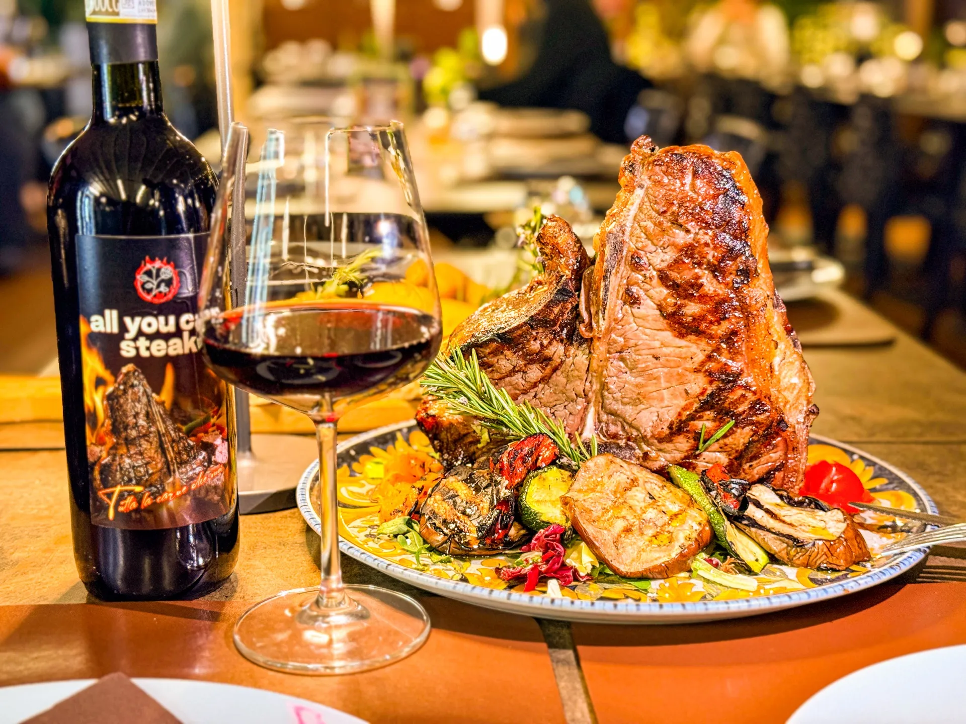 Chef di All You Can Steak prepara la bistecca alla fiorentina sulla brace toscana