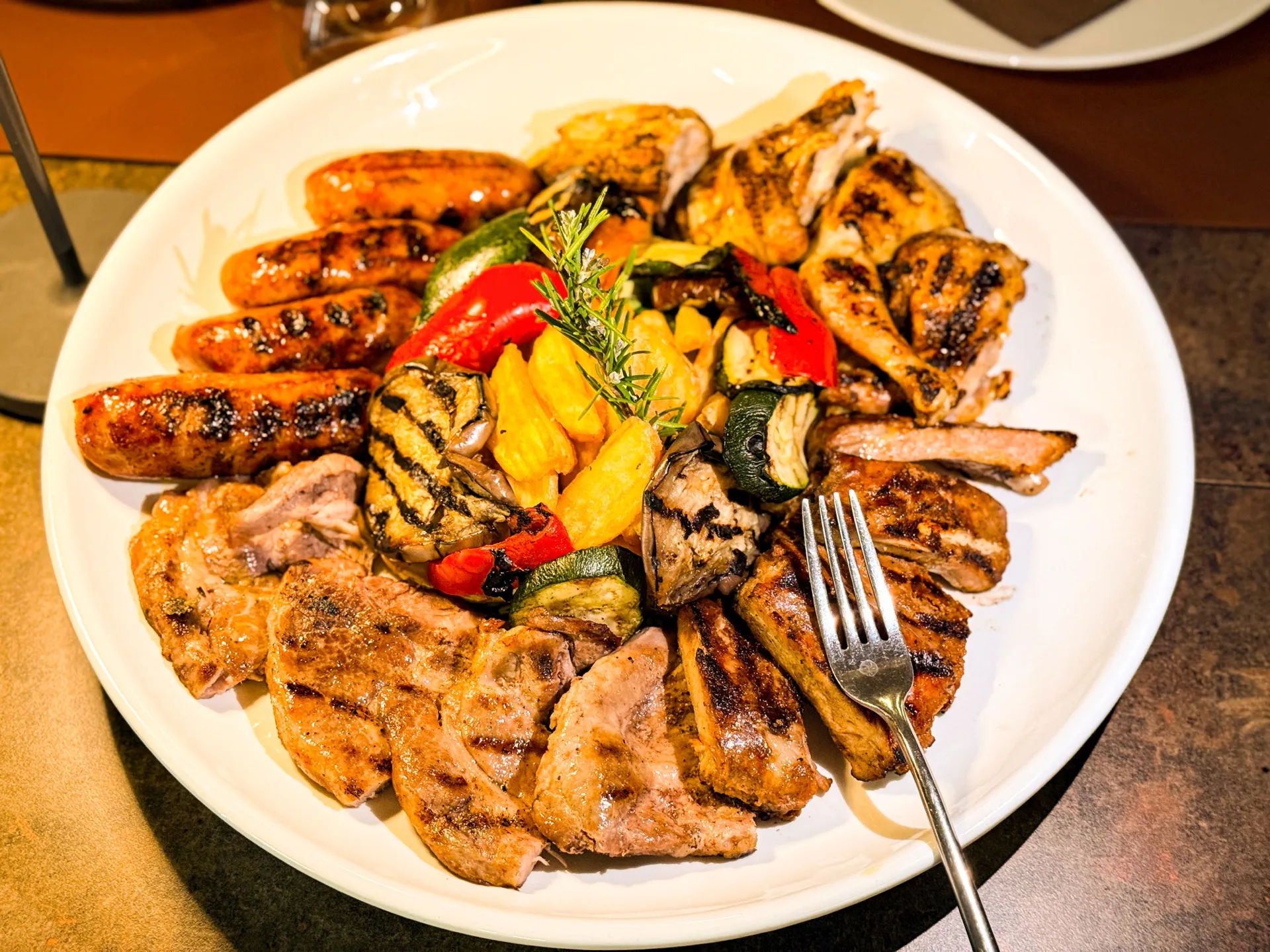 Grigliata mista di carne toscana servita al tavolo