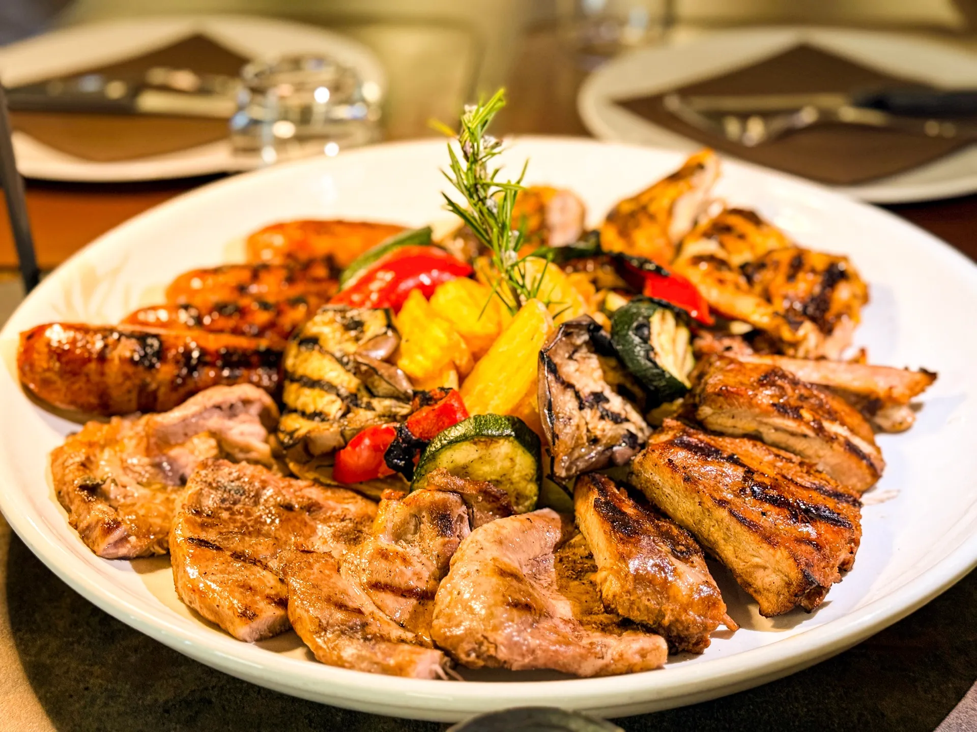 Grigliata mista alla brace con salsicce, costine e scamerita di Cinta Senese