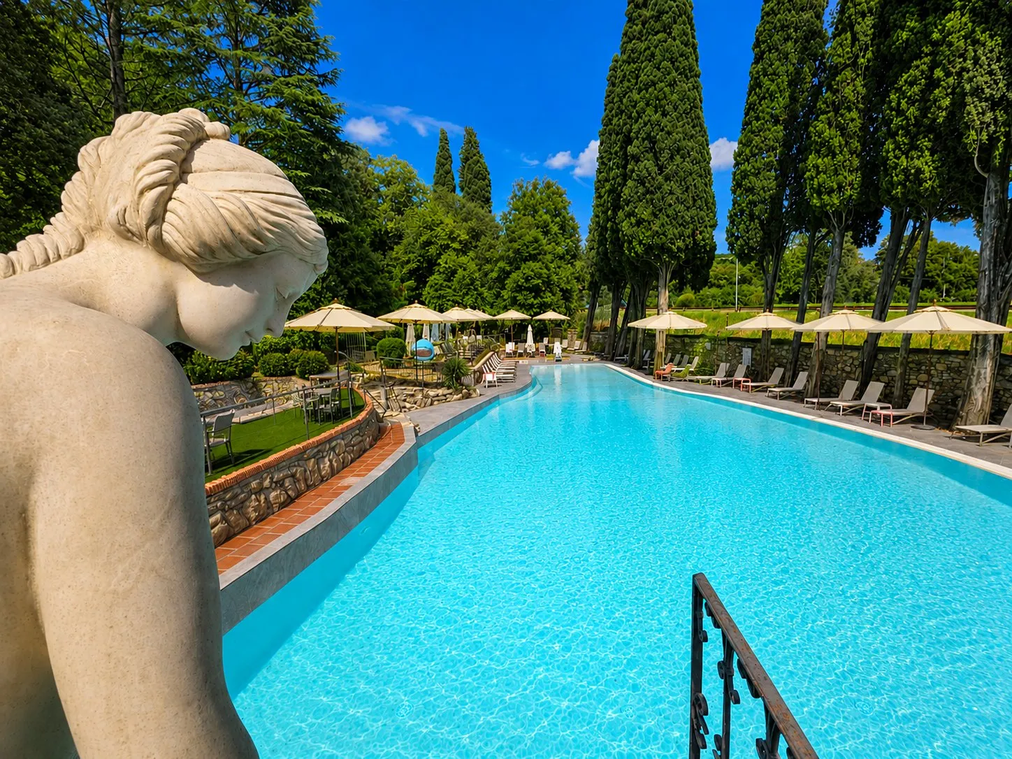 La piscina immersa nel verde di Villa Fantastic Garden, tra cipressi e ombrelloni — All You Can Steak Sesto Fiorentino
