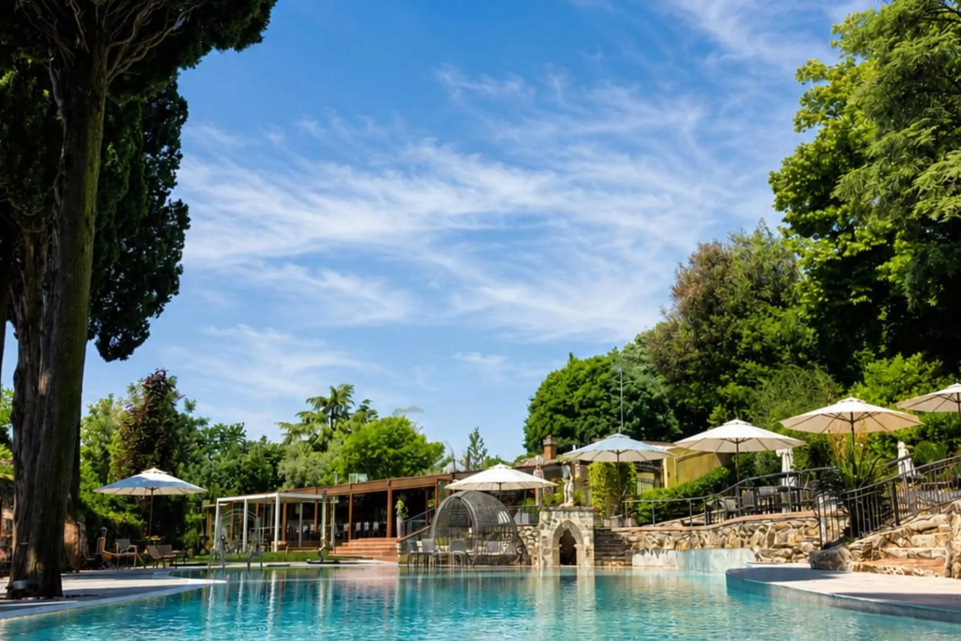La piscina Fantastic Pool con acqua turchese e ombrelloni, nella villa Fantastic Garden — All You Can Steak Sesto Fiorentino