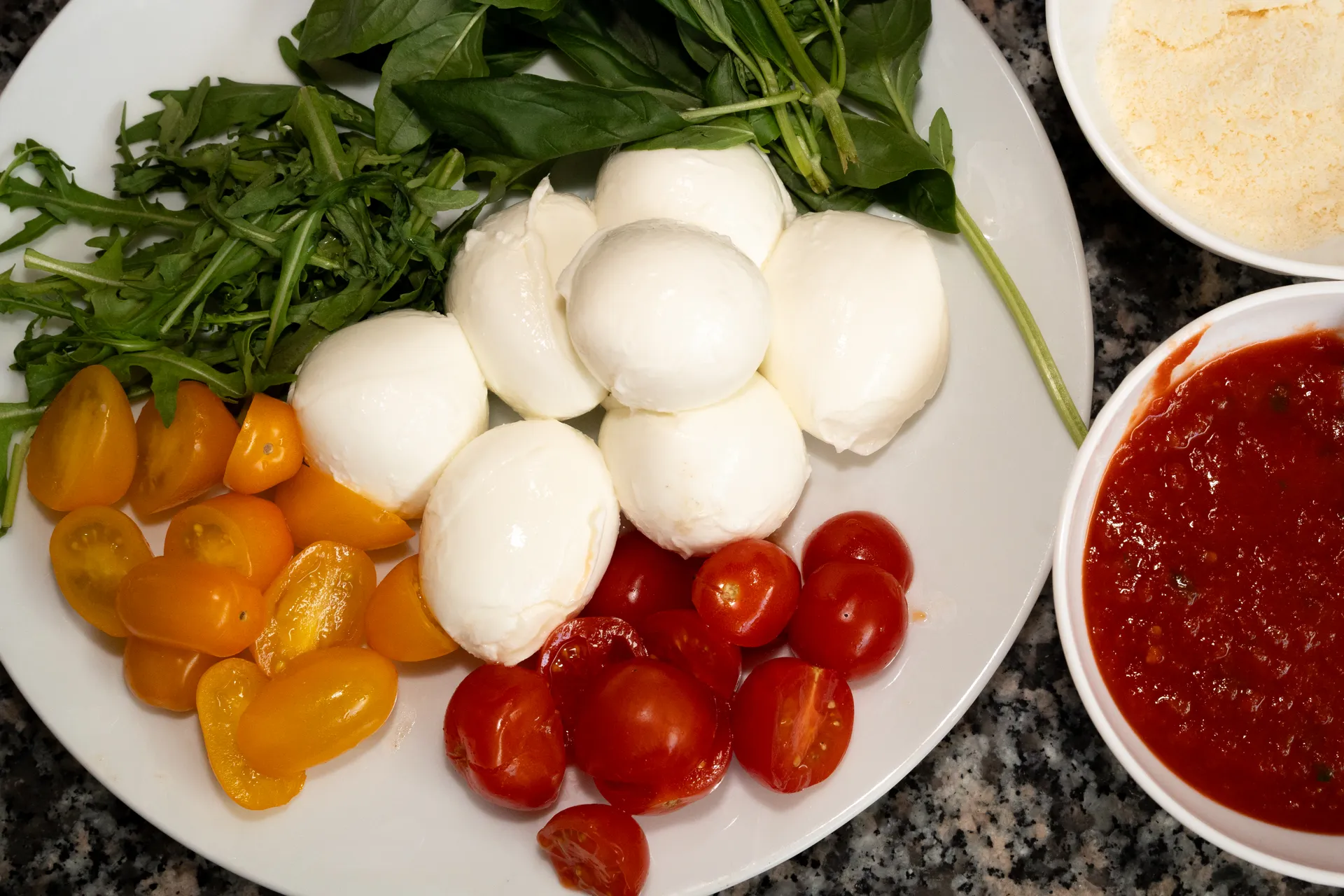 披萨食材:水牛马苏里拉、红黄樱桃番茄、罗勒、芝麻菜与 San Marzano 番茄酱