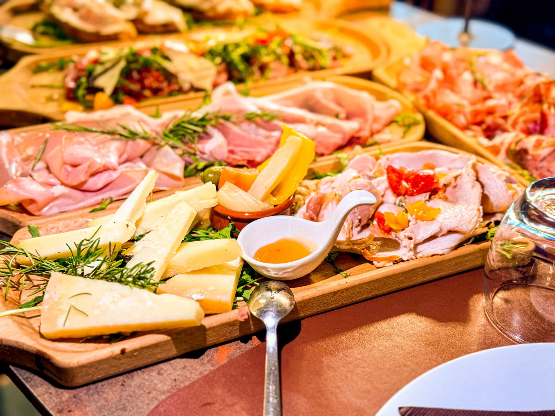 Tagliere di antipasti toscani con salumi e formaggi — All You Can Steak Sesto Fiorentino