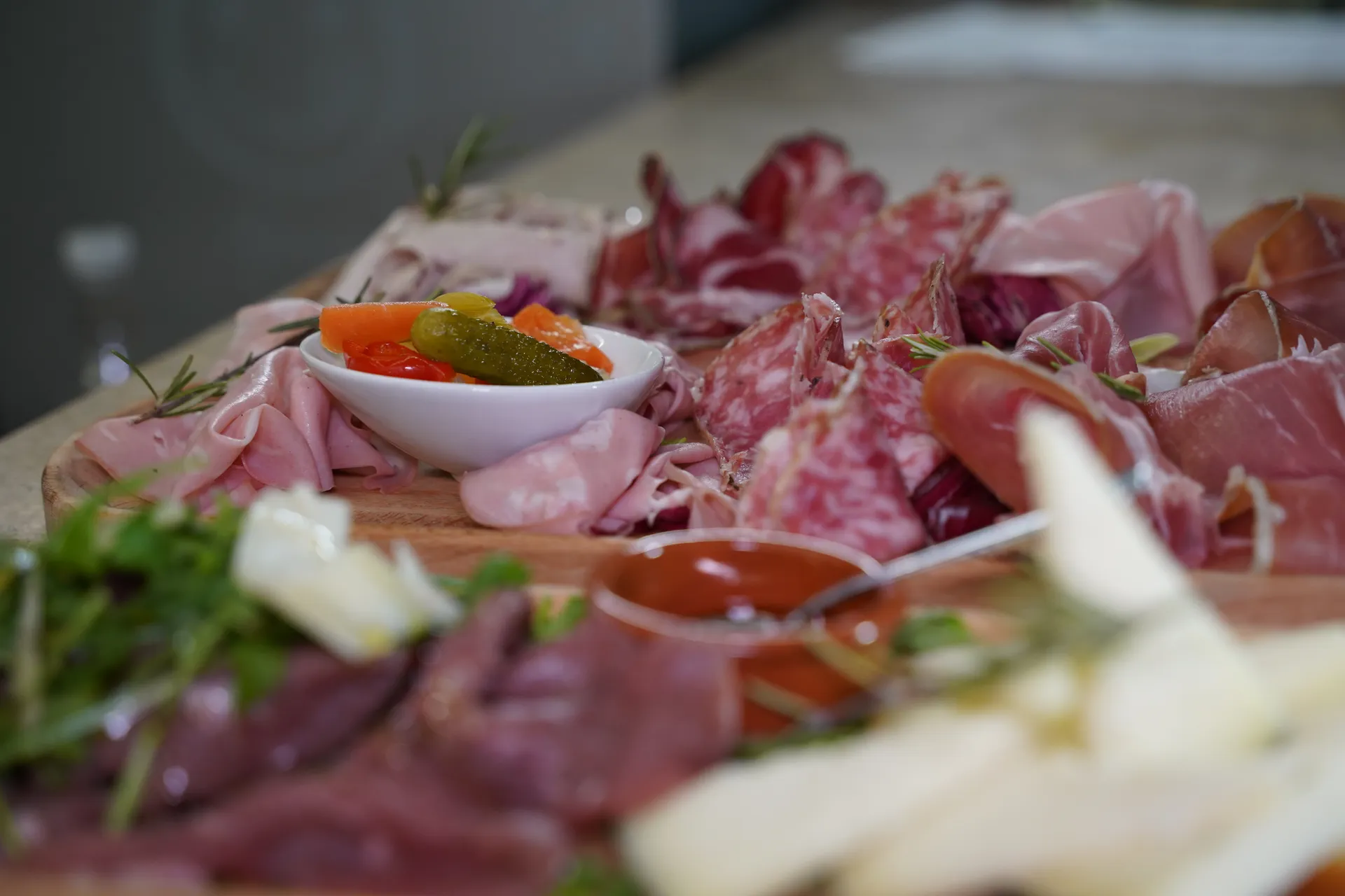 Tagliere di salumi misti toscani con giardiniera e formaggi