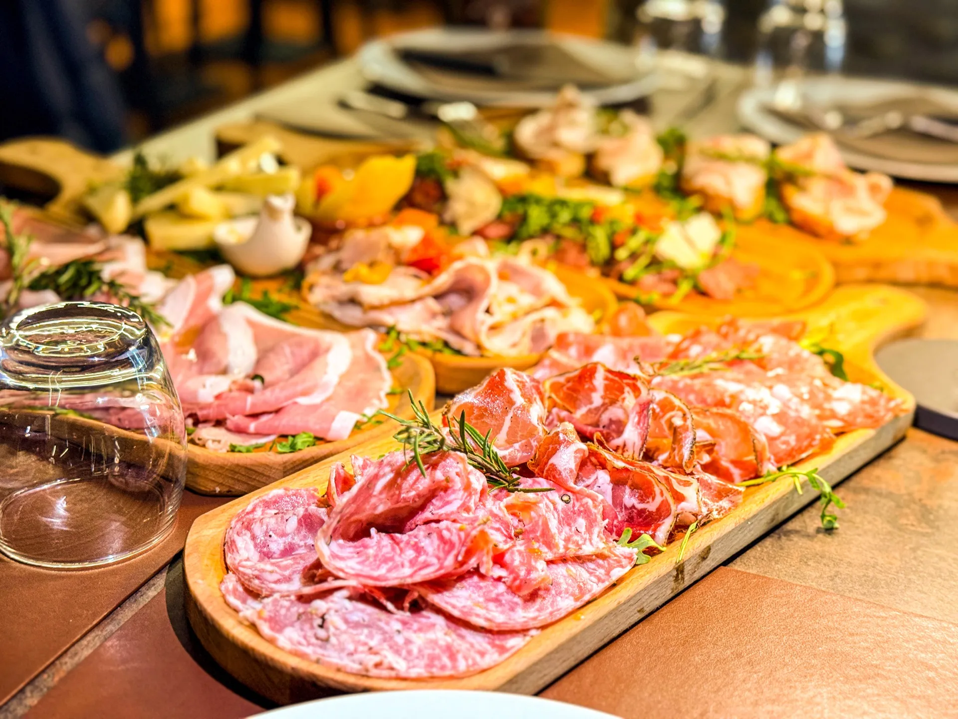 Tagliere di salumi toscani: finocchiona, prosciutto DOP e capocollo